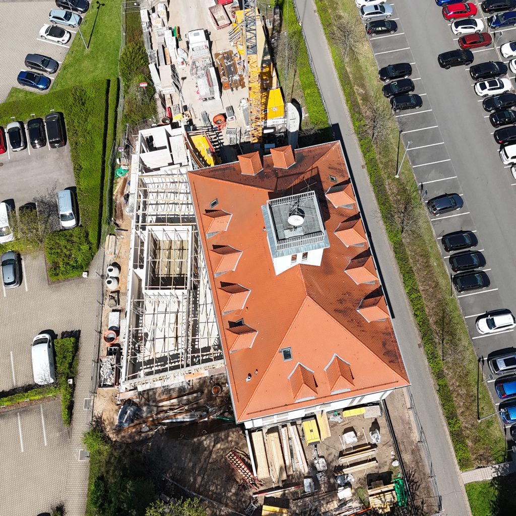 Der Anbau des Haus des Hörens mit seiner Raumaufteilung aus der Drohnenansicht.