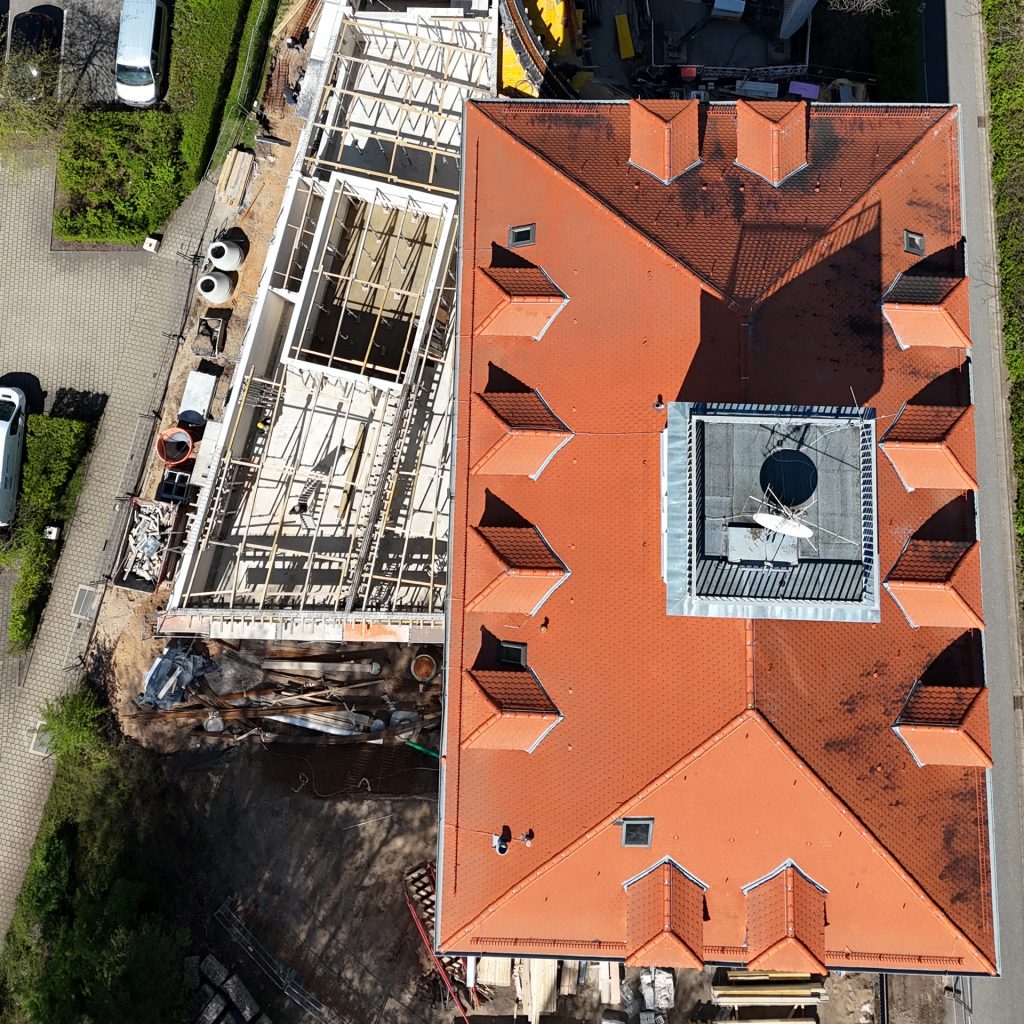 Der Anbau des Haus des Höresn aus der Drohnenansicht.