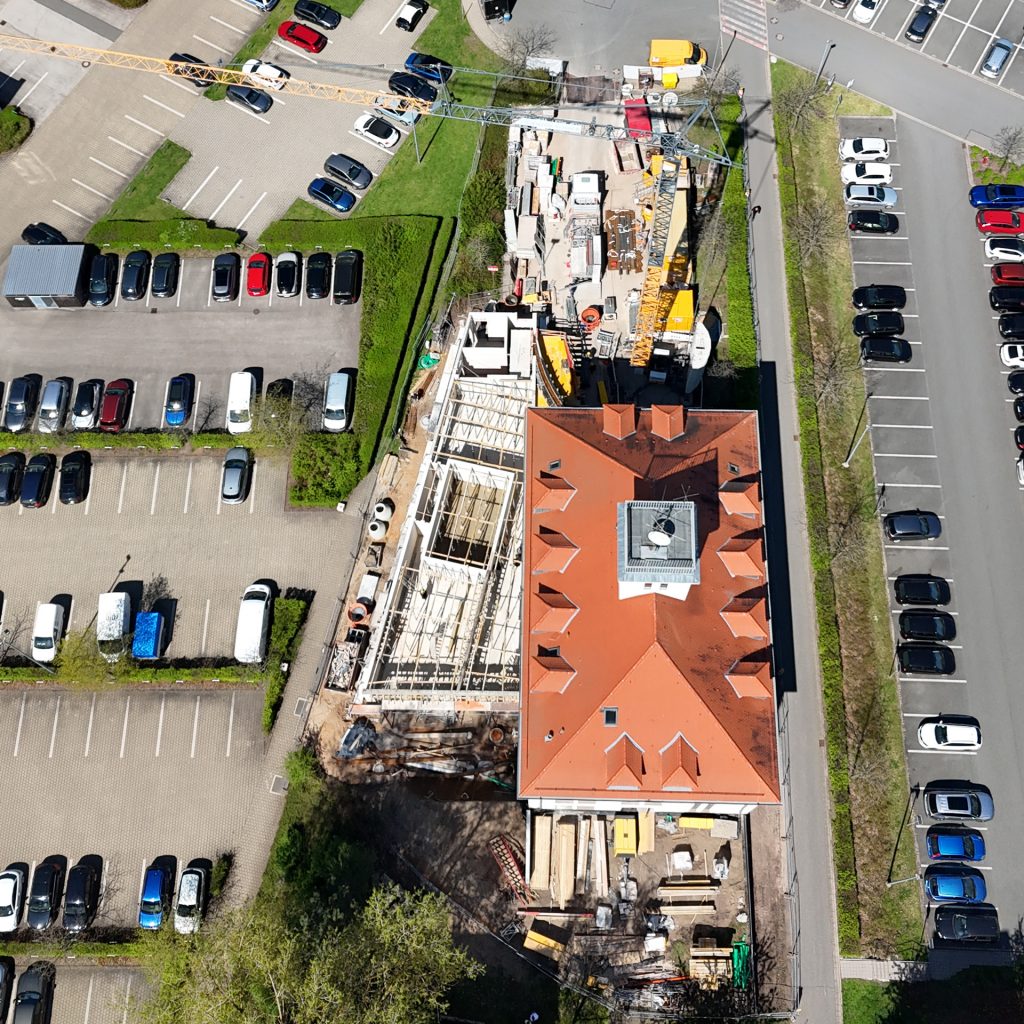 Der Anbau des Haus des Höresn aus der Drohnenansicht.