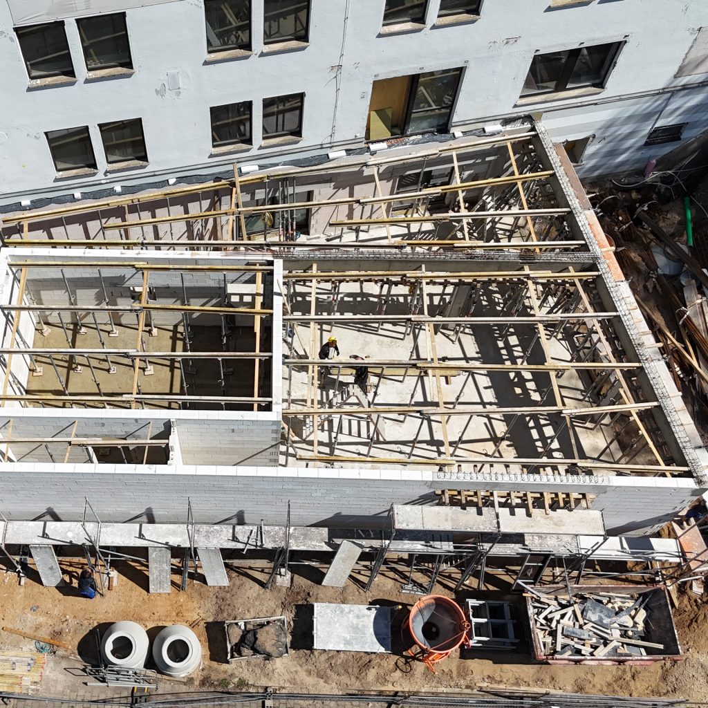 Der Anbau des Haus des Hörens mit seiner Raumaufteilung aus der Drohnenansicht.