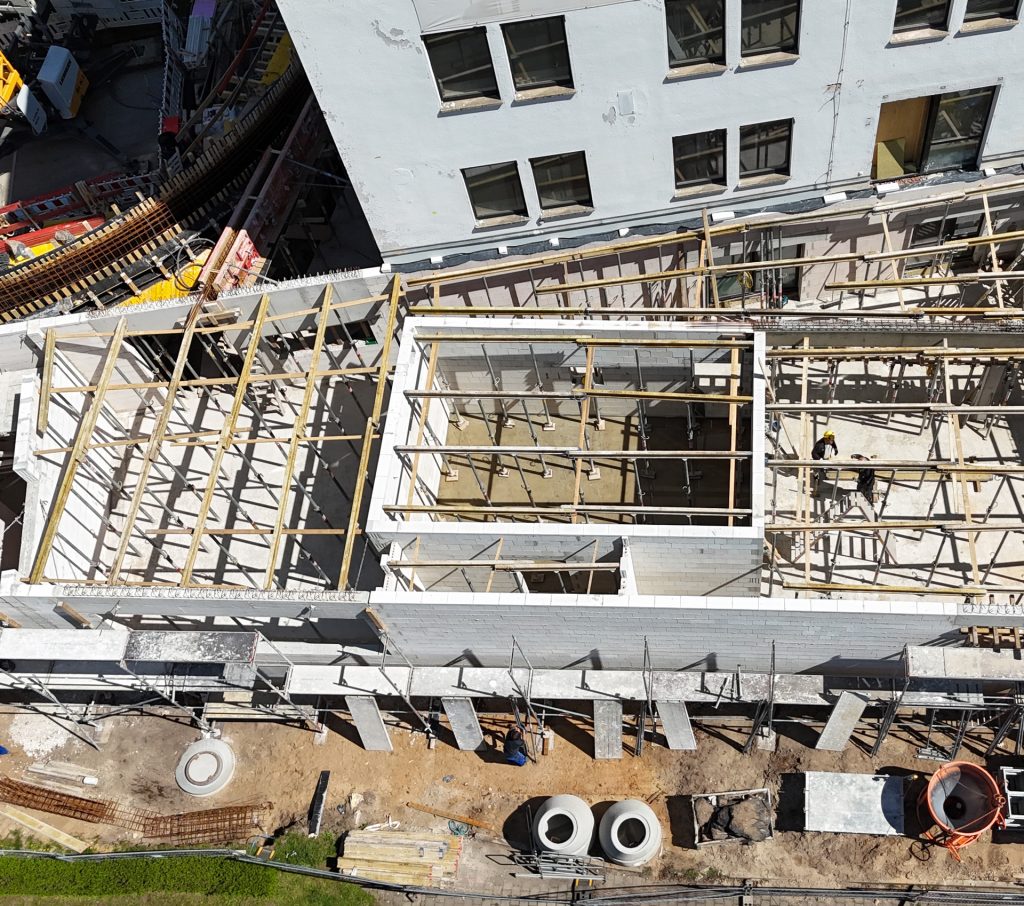 Der Anbau des Haus des Hörens mit seiner Raumaufteilung aus der Drohnenansicht.