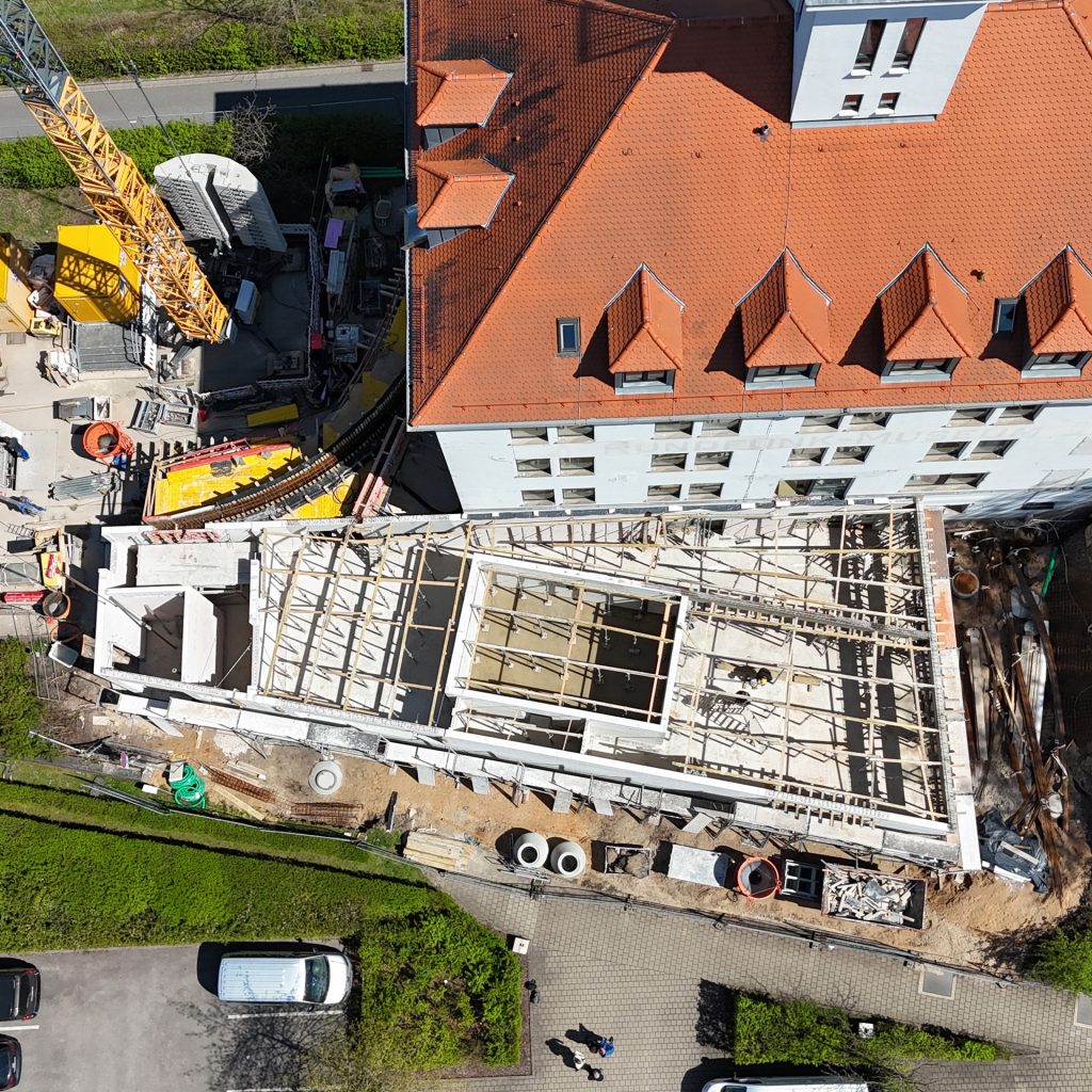 Der Anbau des Haus des Hörens mit seiner Raumaufteilung aus der Drohnenansicht.