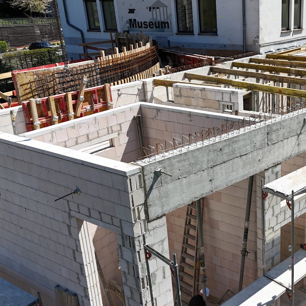 Der Anbau des Haus des Hörens mit seiner Raumaufteilung aus der Drohnenansicht.